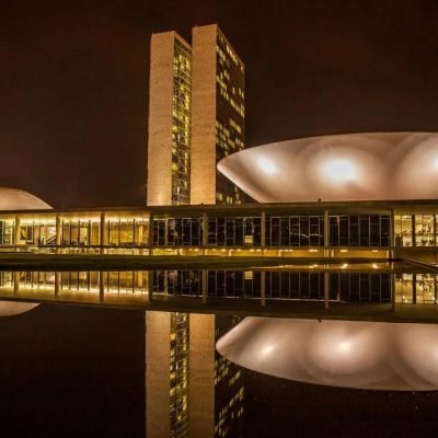 Quanto ganha cada político no Brasil em 2026? Salários e benefícios de cada cargo